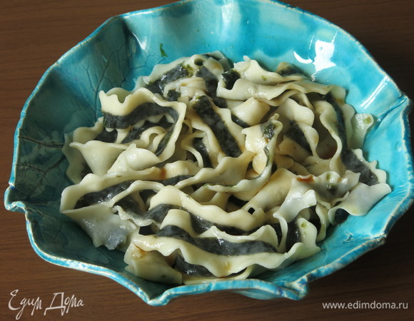 Сверху — готовую пасту. Можно чуть сбрызнуть соевым соусом.