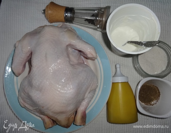 Курицу вымыть, обсушить бумажным полотенцем. Подготовить продукты для маринования: сметану, зернистую горчицу, соль, перец и прованские травы.