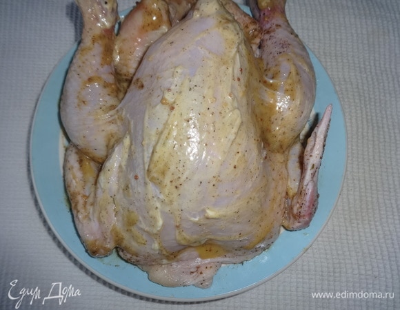 Соединить все компоненты маринада, перемешать. Смазать маринадом курицу снаружи и внутри. Поставить курицу в холодильник на 1 час.