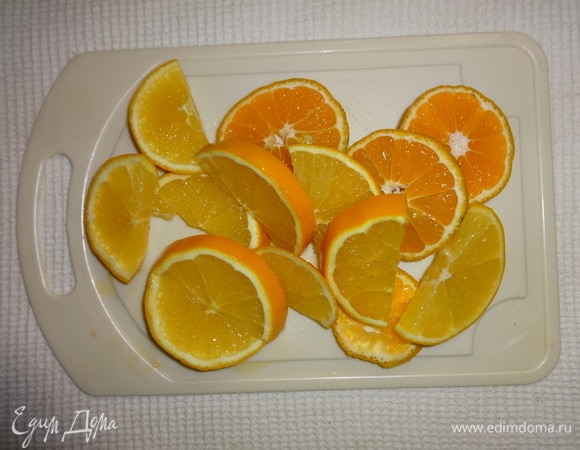 Мандарины и апельсин вымыть, обсушить. Нарезать, не очищая, кружками или полукружками.