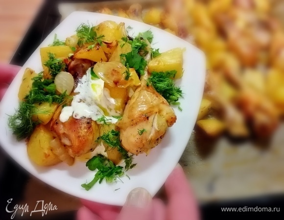 Когда курица и картошка подрумянились, пробуем на готовность.