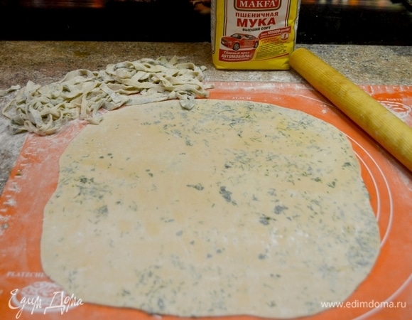 В муку пшеничную MAKFA добавляю соль, оливковое масло, яйца, замешиваю тесто, добавляю мелконарезанный укроп и немного еще вымешиваю. Когда тесто станет пластичным, оно готово. На минут 30 убираю его в холодильник. Раскатываю тесто в пласт толщиной 2 мм и режу на полоски.