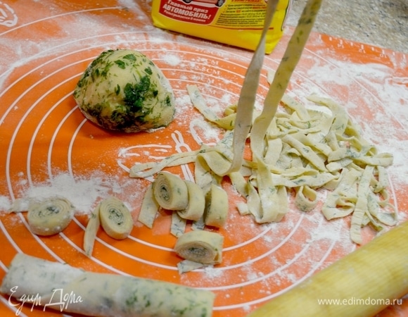 Разворачиваем полоски пасты, посыпаем мукой.