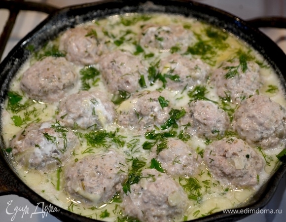 Соединить фарш, мелконарезанный лук, специи, соль. Сформировать фрикадельки, в сковороду добавить немного масла и воды, довести до готовности наши шарики, посыпать зеленью.