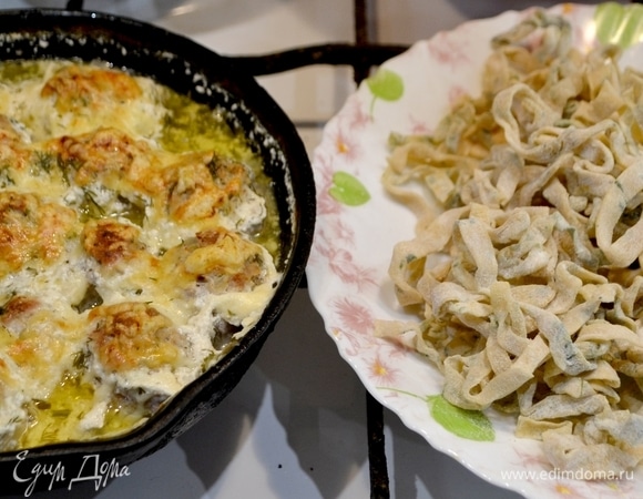 Когда фрикадельки будут готовы, можно приступить к пасте, так как она варится очень быстро.