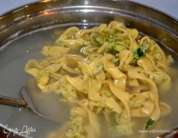 Опускаем пасту в кипящую воду и следим. Паста готова через 3–4 минуты.