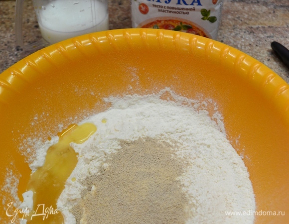 Все ингредиенты для теста тщательно замешиваем, иначе не получится у вас пышное тесто, а пицца будет сухая.