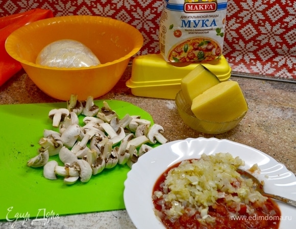 Готовим начинку: шампиньоны нарезать пополам, лук нарезать мелким кубиком и обжарить, добавить чеснок, зелень и добавить это все в помидоры.