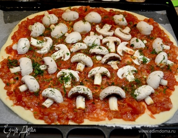 Сверху помидоров выложить грибы.