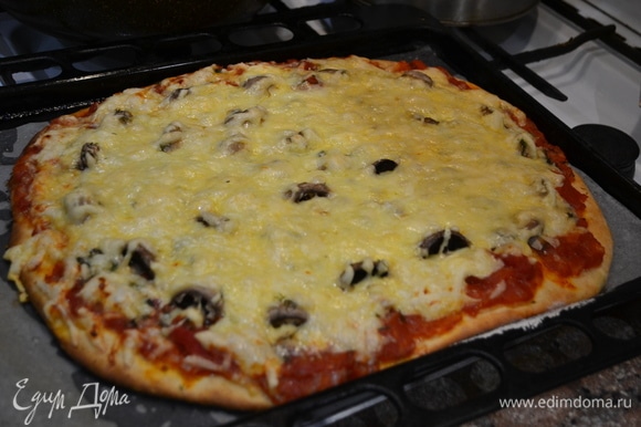 Ставим пиццу в духовку на 20 минут при 180–200°C, выпекаем до готовности.