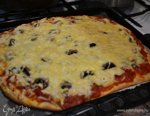 Ставим пиццу в духовку на 20 минут при 180–200°C, выпекаем до готовности.