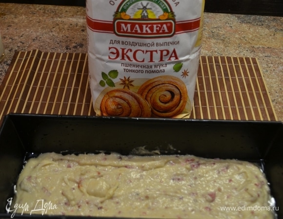 Вылить массу в форму и поставить в духовку на 40 минут при 180–200°C.