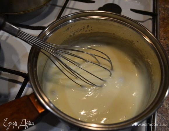 Готовим крем, пока запекается кекс. Соединить муку, сахар, яйца. Растереть венчиком в однородную смесь. Добавить понемногу молоко и хорошо размешать массу венчиком до однородного состояния. Поставить на небольшой огонь. Непрерывно перемешивать массу, особенно на дне кастрюли, чтобы избежать образования комков. Как только заварной крем загустеет и начнет закипать, снять с плиты. В горячий заварной крем добавить мягкое сливочное масло и размешать до полного его растворения. Дать остыть крему и потом взбить его венчиком на не очень большой скорости.