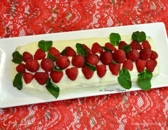 Украшаем кекс свежими ягодами и листочками мяты прямо перед подачей!