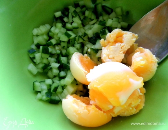 Желтки отделить и добавить в огурцы.