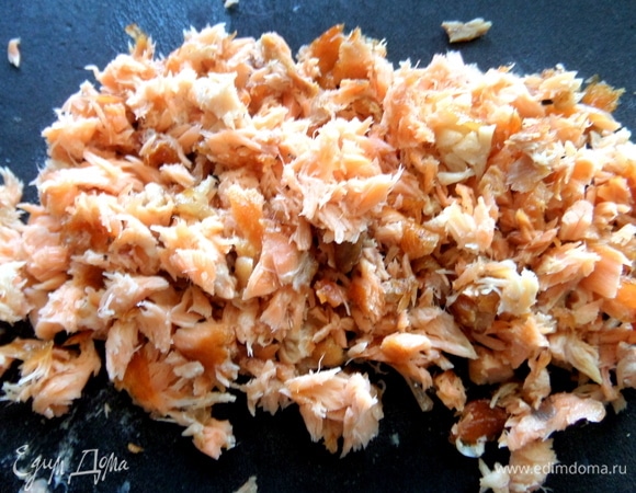 Копченую рыбу распотрошить, удалить косточки.