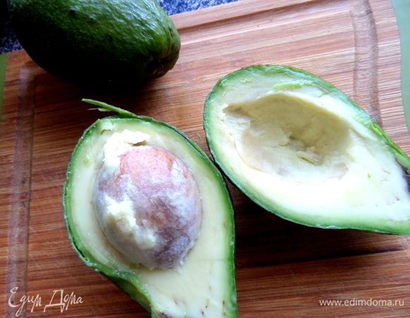 Авокадо берем переспелое, которое хорошо разминается. Вынимаем мякоть аккуратно.