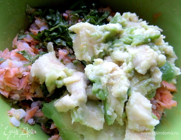 Перенести мякоть авокадо в основу. Сбрызнуть соком лимона.