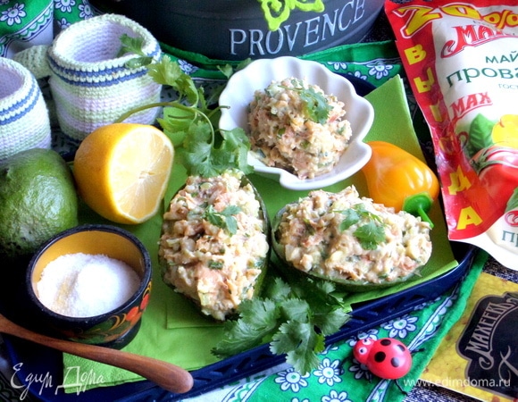 Подаем на кожице от авокадо или в тарталетках.