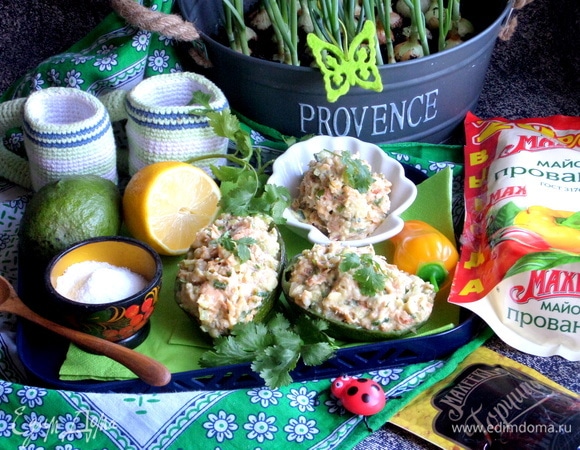 Украшаем листиками зелени.