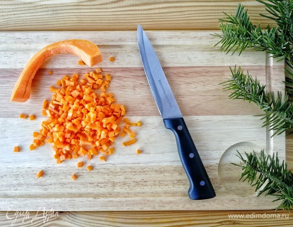 Тыкву мелко нарезаем, оставляя небольшой плоский кусочек.