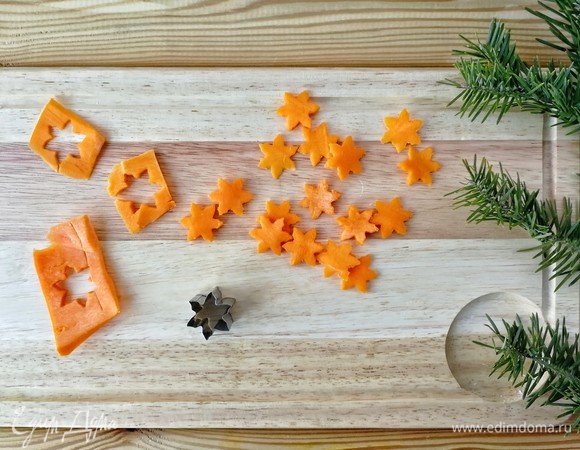 Из этого кусочка тыквы я сделала украшение: с помощью вырубки «Снежинка» вырезала что-то, больше похожее на звездочки, но будем считать, что все же снежинки)