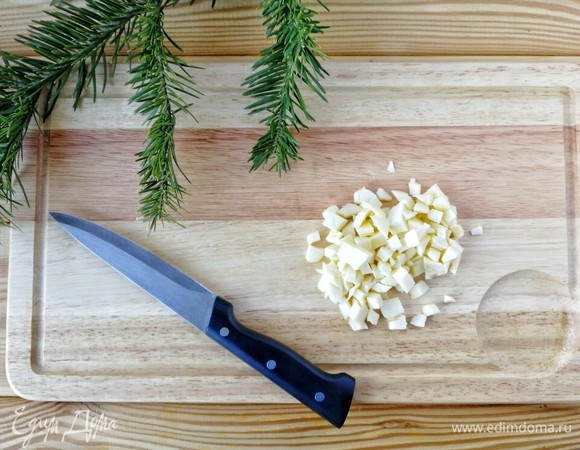 Сулугуни или другой сыр, который плавится и остался после застолья, также мелко нарежьте.