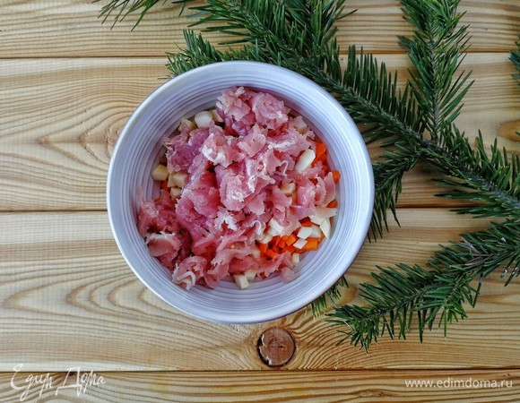 Бекон можно нарезать кубиками или небольшими полосками, добавить к тыкве и сыру.