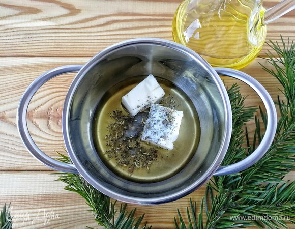 В небольшом сотейнике или в противне, в котором будете запекать картофель, разогрейте оливковое и сливочное масла, добавив ароматные травы (я брала тимьян, орегано и базилик) и соль. Как только травы начнут отдавать свой аромат, снимите сотейник с огня.