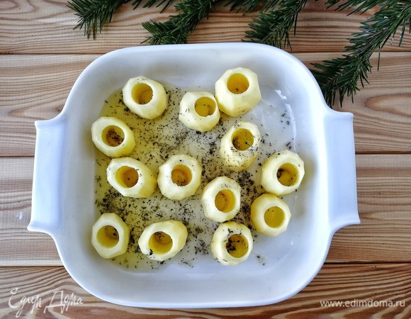 Вылейте ароматную смесь масел на картофель и хорошо его обваляйте в ней, чтобы масло было со всех сторон.