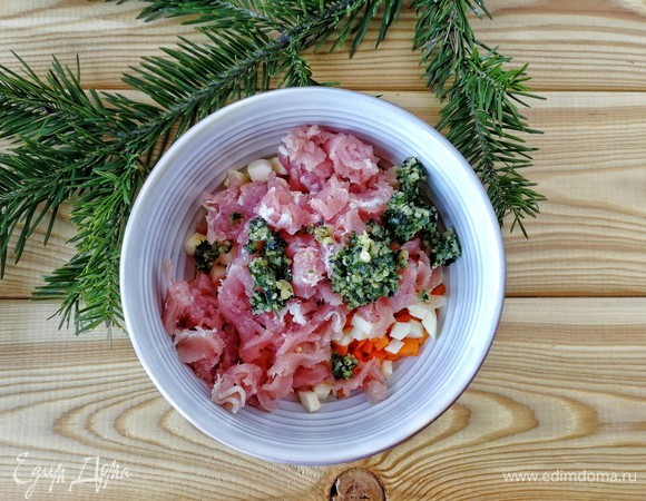 К тыкве, сыру и бекону добавьте соус песто и хорошо перемешайте. Я всегда делаю его летом и замораживаю, а потом использую по мере необходимости. Очень удобно и практично! Солить не надо, так как соус уже соленый, как и бекон!