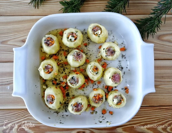 Теперь заполните отверстия в картофеле начинкой. На низ обязательно положите бекон — он удержит все остальное при дальнейшей сервировке! Ставим запекаться в духовой шкаф на 45 минут. Можно отдохнуть и посмотреть пока новогодний фильм, ибо салаты делать не надо, их еще на пару дней хватит)