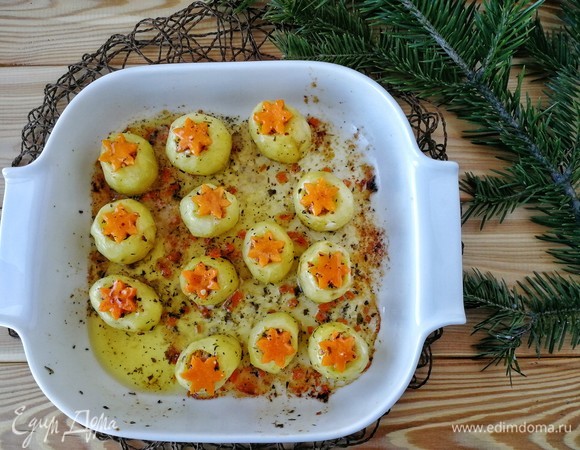 Через 45 минут достаем картофель, сверху кладем снежинки-звездочки из тыквы, поливаем их и картофель хорошенько маслом с противня, куда добавился еще и жир от бекона. Возвращаем в духовку на 15 минут. Конечно, ориентируйтесь на свой духовой шкаф, кому-то потребуется больше времени, кому-то, наоборот, меньше.