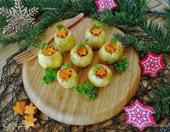 Готово! С одной стороны, блюдо простое, с другой — вкусное, ароматное и аппетитное. С третьей стороны, оно выглядит празднично! С четвертой стороны, мы дали вторую жизнь части продуктов с новогоднего стола. Зовите своих близких обедать! Приятного аппетита!