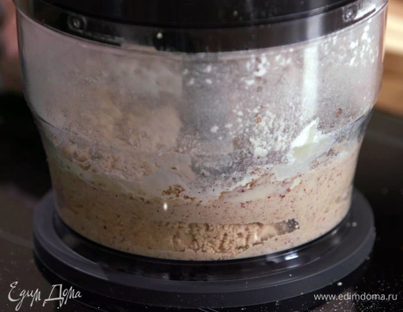 Приготовить тесто: сливочное масло и 65 г сахарной пудры выложить в чашу блендера и взбить, добавить алкоголь, измельченные орехи, ваниль и соль, затем, продолжая вымешивать блендером, небольшими порциями всыпать муку.