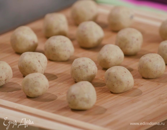 Скатать из теста небольшие шарики и отправить на 30 минут в холодильник или на 10–15 минут в морозильник.