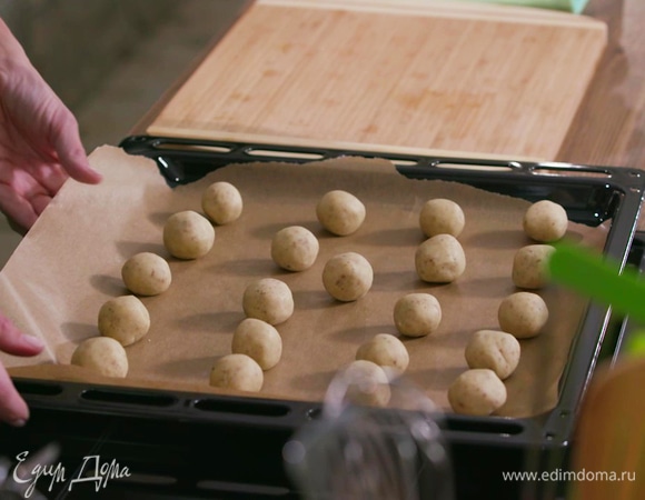 Выпекать печенье в разогретой духовке 16–18 минут.