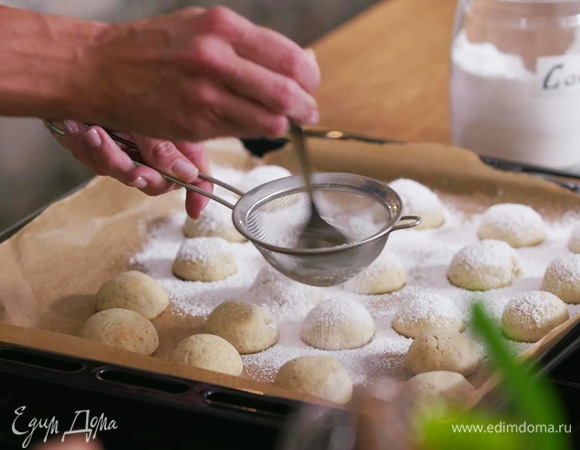 Готовое печенье посыпать оставшейся сахарной пудрой.