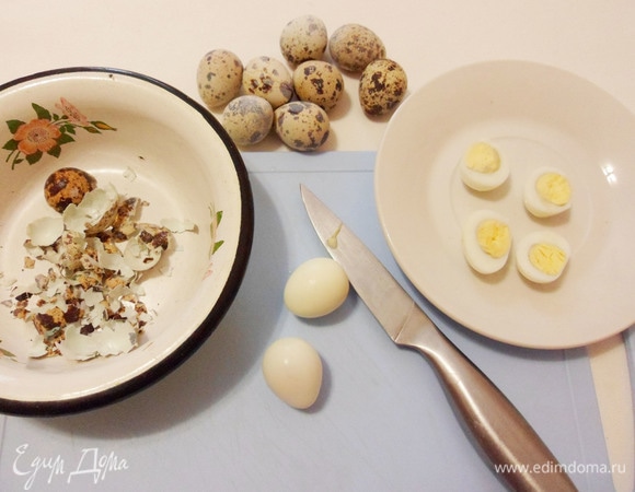 Яйца очистить от скорлупы и разрезать на половинки.