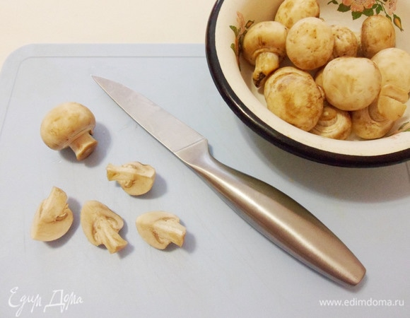 Подготовленные шампиньоны нарезать пластинками. У меня шампиньоны мелкие, и я разрезала на 4 части.