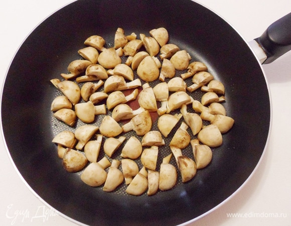Разогреть на сковороде растительное масло и обжарить шампиньоны до готовности.