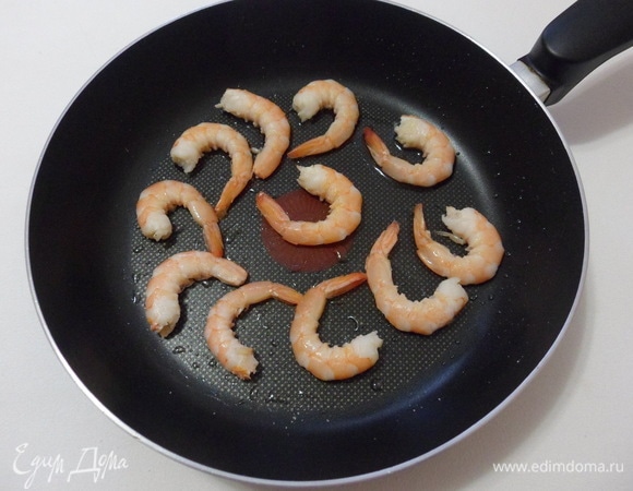 Обжарить креветки на той же сковороде до готовности.