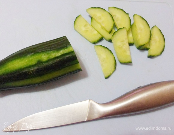 Огурец (у меня длинноплодный) нарезать ломтиками.