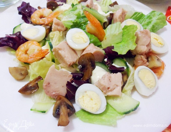 Сверху разложить кусочки печени трески и разрезанные пополам перепелиные яйца. Сбрызнуть сверху маслом от печени трески. Посыпать свежемолотым черным перцем.