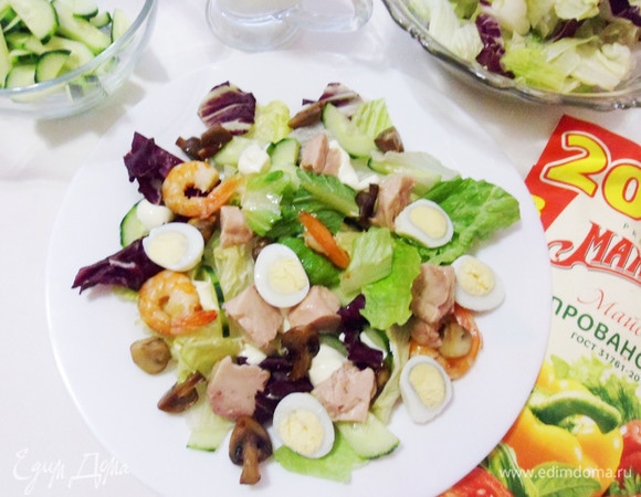 Салат с печенью трески готов.