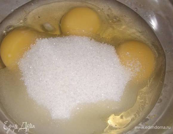 Яйца смешать с сахаром.