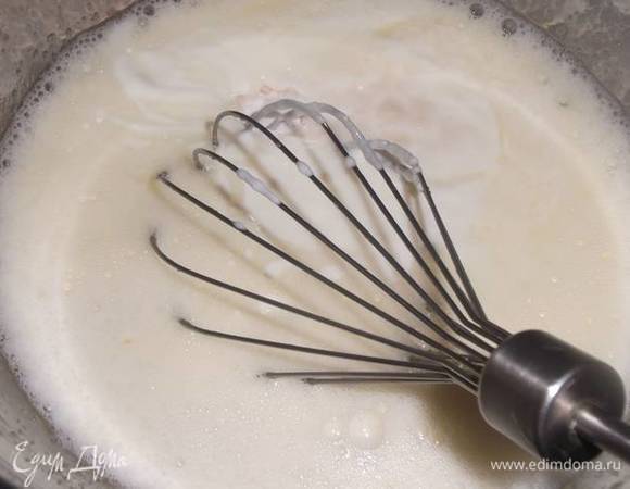 Добавить кефир и соду.