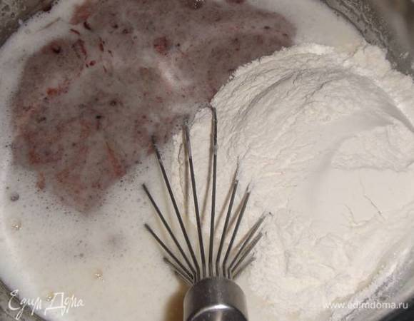 Влить 1 стакан варенья и всыпать муку.