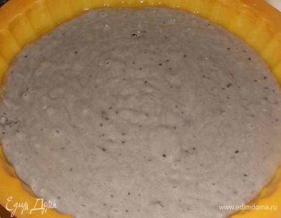 Форму смазать растительным маслом и вылить тесто.