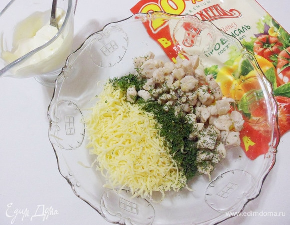 Сыр натереть на средней терке. Куриное филе, сыр и майонез ТМ «МахеевЪ» перемешать. При желании можно добавить любимые специи (я добавила чайную ложку сушеного укропа).